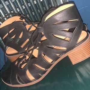 I’m selling some black  low heels.